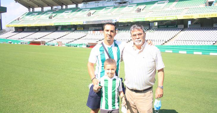 Cordobesistas. Padre, hijo y nieto renovaron su confianza en los colores blanquiverdes un año más.