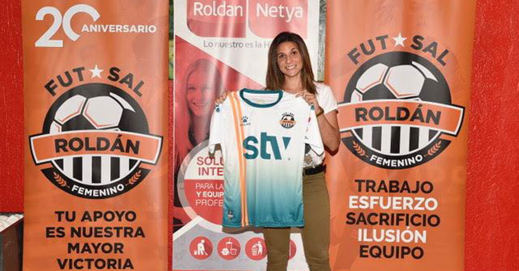 Cristina García posando hace unos días con su nueva elástica. Foto: STV Roldán