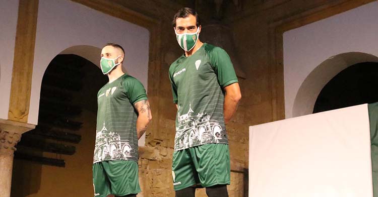 Miguel de las Cuevas y Manu Leal luciendo al bonita segunda equipación de la temporada 2020-21.