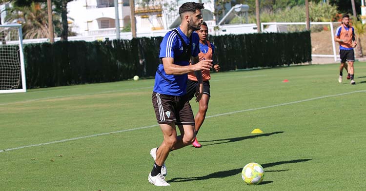 El central Fernando Román cedido al Marbella por el Córdoba.