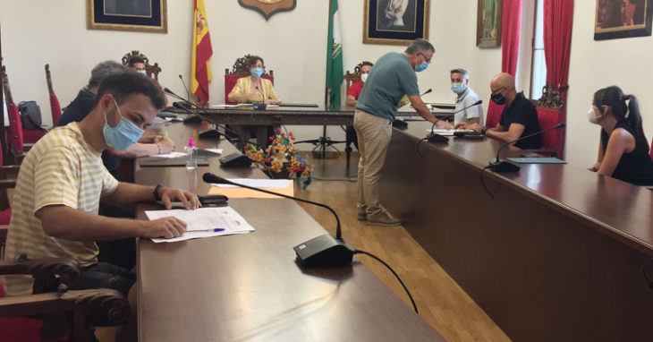 Los clubes de Priego rubricando el acuerdo con la alcaldesa, María Luisa Ceballos