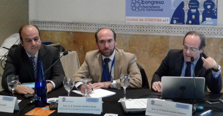 Una imagen de 2017 de una conferencia en la que están, a la derecha, Antonio Fuentes, el juez de lo mercantil recusado en febrero, y a la izquierda, el que espera ser ratificado como su sustituto, Fernando Caballero.