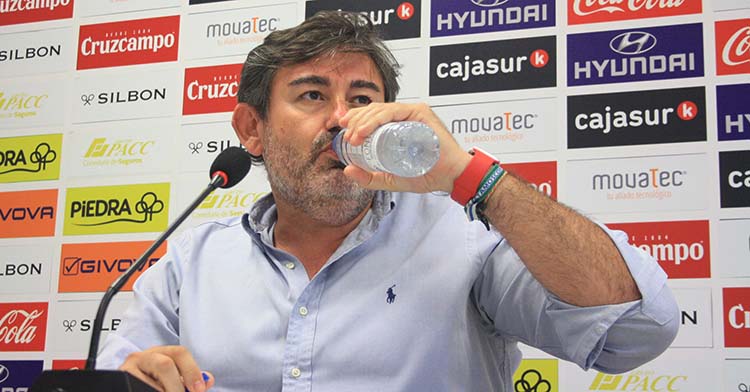 Javier González Calvo refrescándose durante la rueda de prensa.