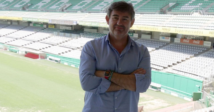 Javier González Calvo posando en el estadio. Foto: CCF