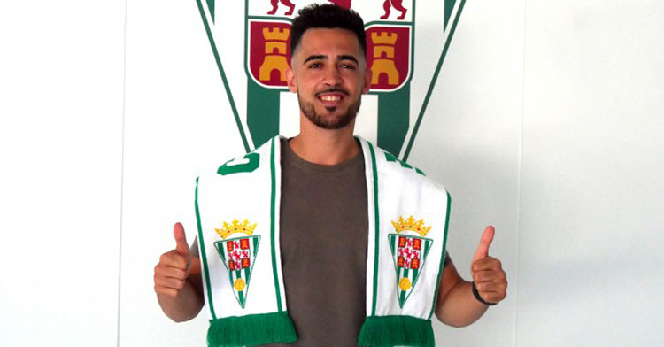 Iván Navarro tras su renovación con el club blanquiverde. Foto: CCF