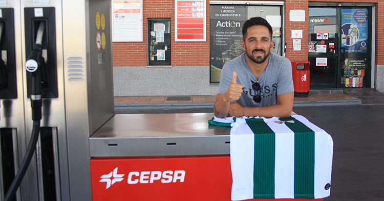Jesulito muestra su pulgar junto a la camiseta en uno de los surtidores de Carburantes Premium.