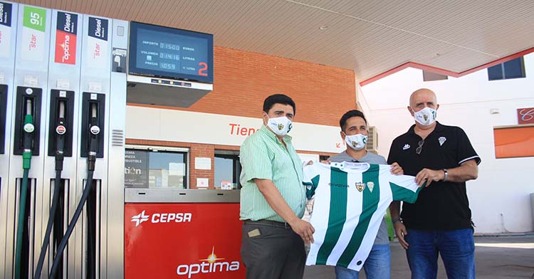 Jesulito fue el primer fichaje presentado por el Córdoba Patrimonio de la Humanidad en la Carburantes Premium de la gasolinera Cepsa del polígono de las Quemadas, junto a su gerente Salvador Gallegos.Jesulito fue el primer fichaje presentado por el Córdoba Patrimonio de la Humanidad en la Carburantes Premium de la gasolinera Cepsa del polígono de las Quemadas, junto a su gerente Salvador Gallegos.