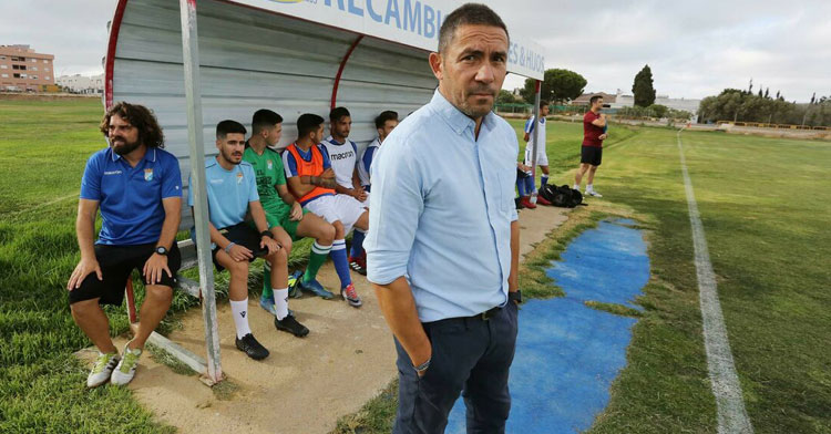 Juan Carlos Gómez en el banquillo del Xerez CD. Foto: Diario de Jerez