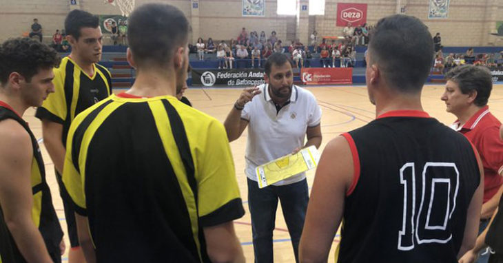 Juanra Guzmán dando instrucciones a los jugadores del Peñarroya