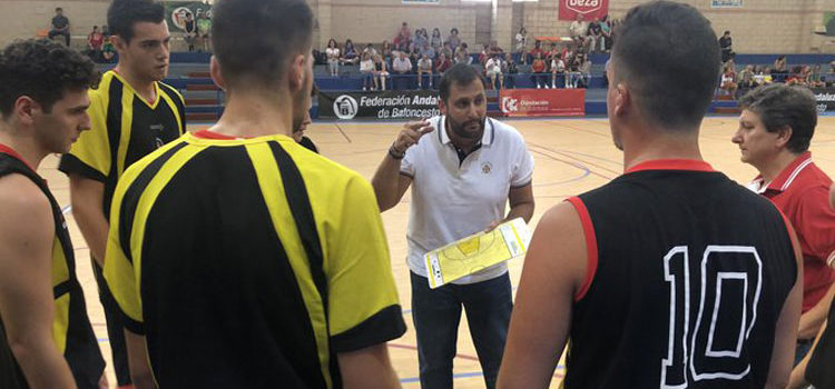 Juanra Guzmán dando instrucciones a los jugadores del Peñarroya