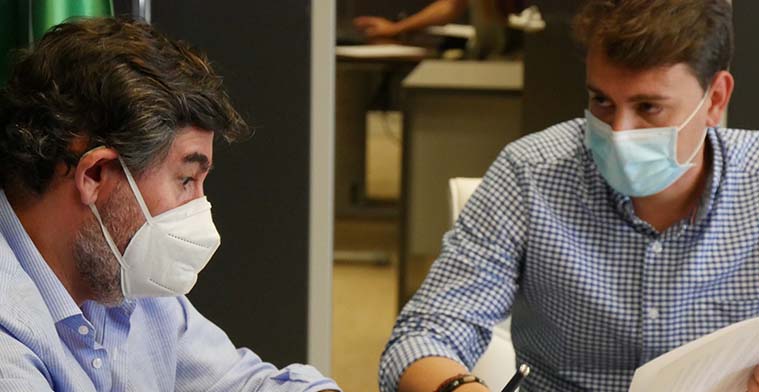 Manu Agudo hace mes y medio cuando formalizó la renovación con el Córdoba junto a Javier González Calvo.