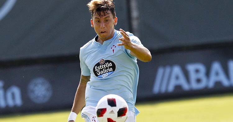 El zaguero Manu Farrando sacando el balón.