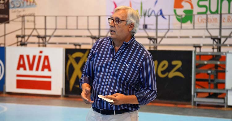 Mariano Jiménez sobre la pista del Alcalde Miguel Salas este verano.
