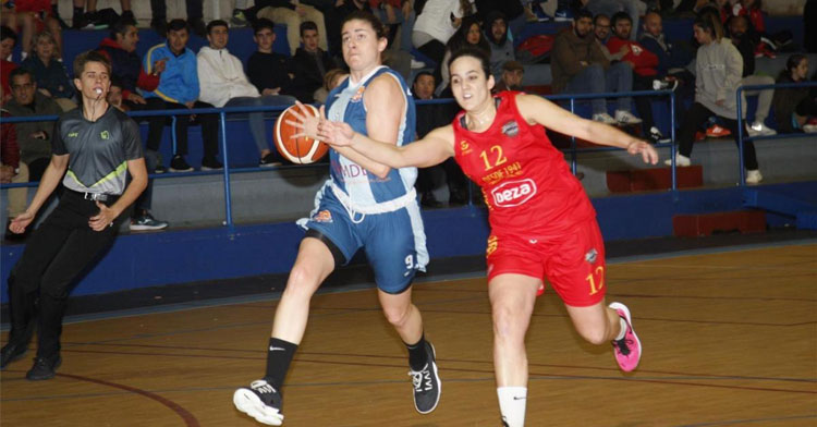 Marta Martínez en un partido con el Adeba