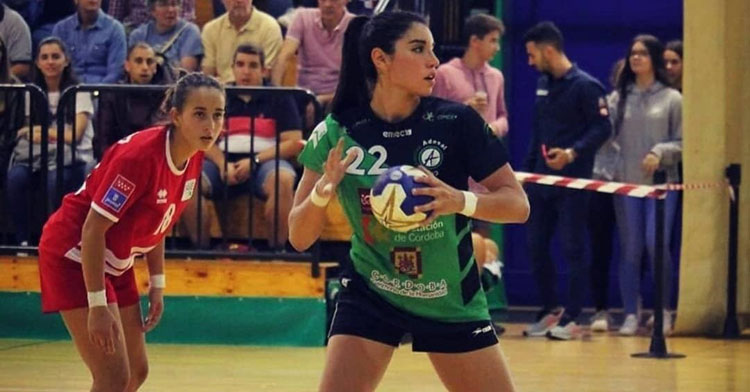 Maura Álvarez preparada para lanzar