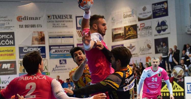 Mitic armando su zurda en el Alcalde Miguel Salas con el Cangas.