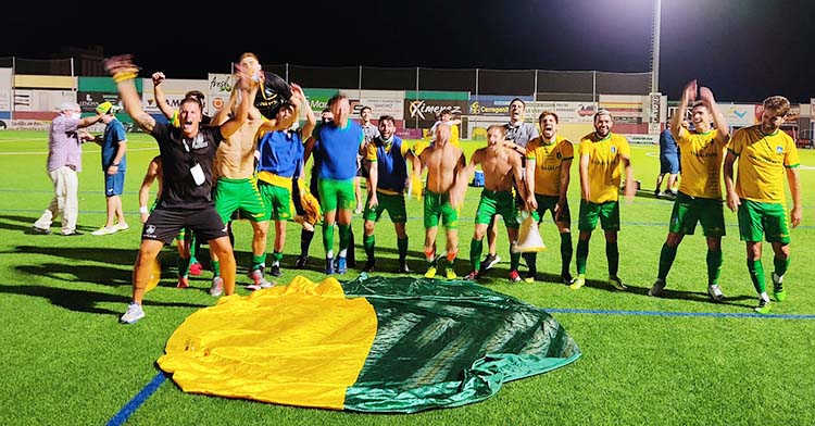 Los jugadores del Montilla celebrando su ascenso a la conclusión de la final ante el Almodóvar.