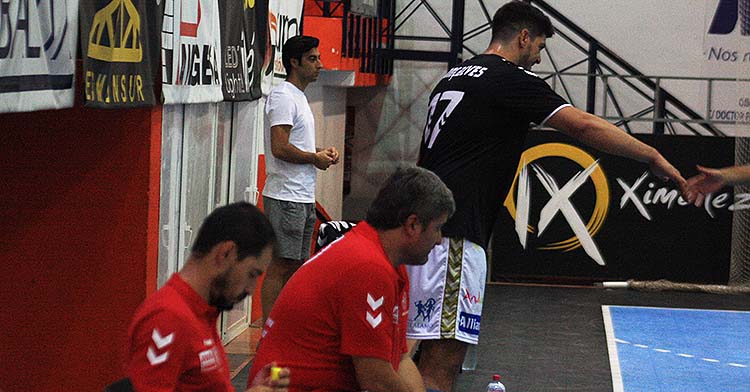 Paco Bustos en el banquillo del Alcalde Miguel Salas con Xavi Tuá calentando.Paco Bustos en el banquillo del Alcalde Miguel Salas con Xavi Tuá calentando.