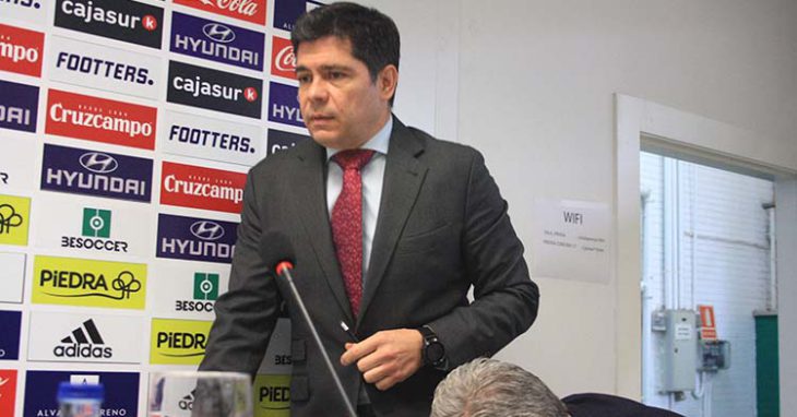 El administrador concursal, Francisco Estepa, accediendo a la sala de prensa de El Arcángel.
