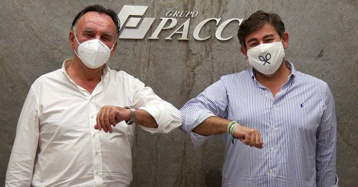 El presidente de Grupo Pacc, Eduardo Ortega, junto a Javier González Calvo tras rubricar en su sede el acuerdo de patrocinio.