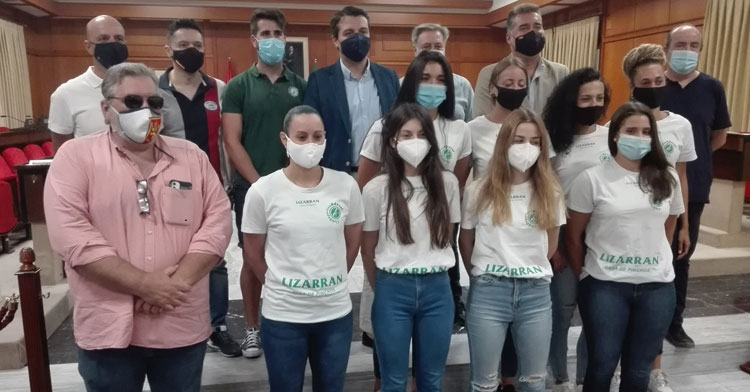 Jugadoras, técnicos y directivos del Adesal en la recepción del Ayuntamiento de Córdoba
