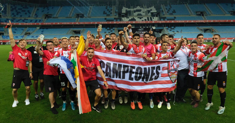 Los jugadores del Logroñés celebrando el ascenso. Foto: UDL