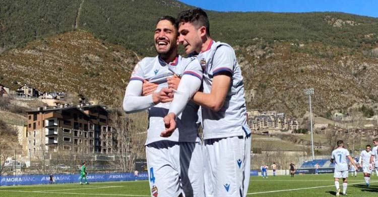 Víctor Ruiz celebrando el gol que marcó en su debut como titular con el Levante B en Andorra y que dio el triunfo a los granotas.