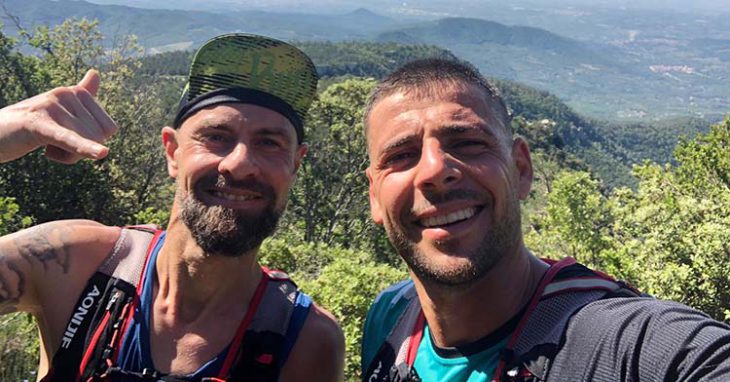 Xavi Molina tras alcanzar la cima de La Musara con un compañero de entrenamientos.