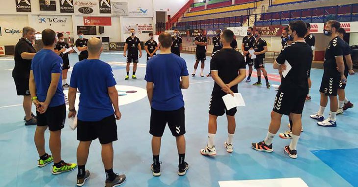 Los jugadores del Ángel Ximénez-Avia atendiendo el mensaje de Paco Bustos antes de empezar a sudar de lo lindo.