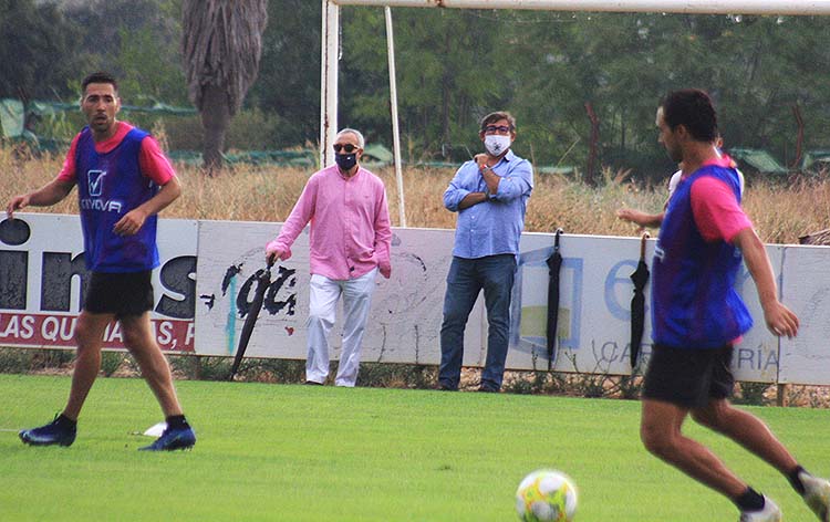 Alejandro Blanco, al fondo de la imagen junto a Javier González Calvo, con Miguel De la Cueva y Carlos Valverde en pleno entrenamiento en la Ciudad Deportiva.