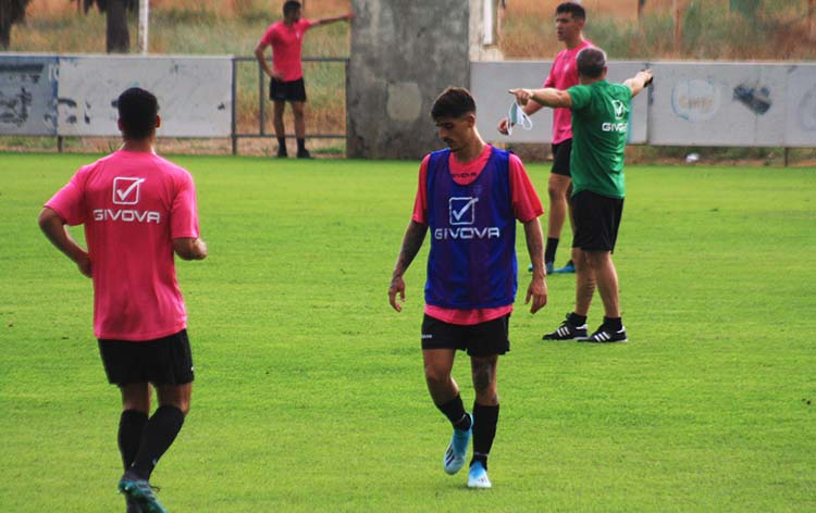 Alejandro Menéndez en su primer entrenamiento con el Córdoba con Sabas al fondo dando instrucciones.