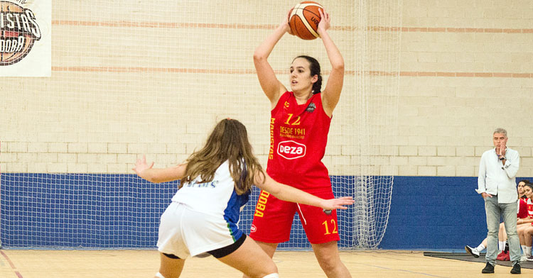 Aurora Luque en un partido con el Maristas, con Miguel Ángel Luque, que seguirá siendo su entrenador, al fondo