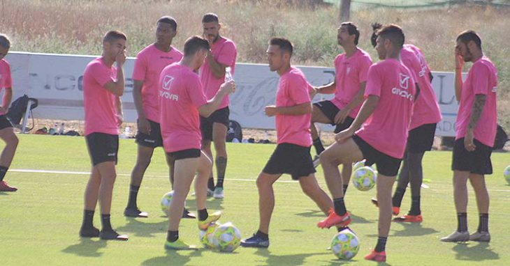 Carlos Valverde, en el centro de la imagen, entre Javi Flores y Willy.