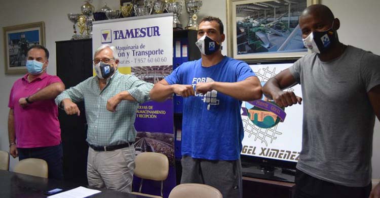 Joao Da Silva y Anderson Mollino posan junto al presidente del Ximénez, Mariano Jiménez, en la sede de Tamesur.
