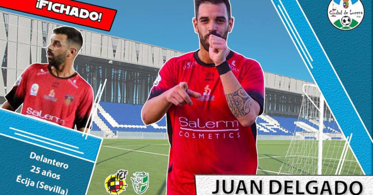 Juan Delgado, nuevo jugador del Ciudad de Lucena, celebra un tanto con la camiseta de su anterior equipo.