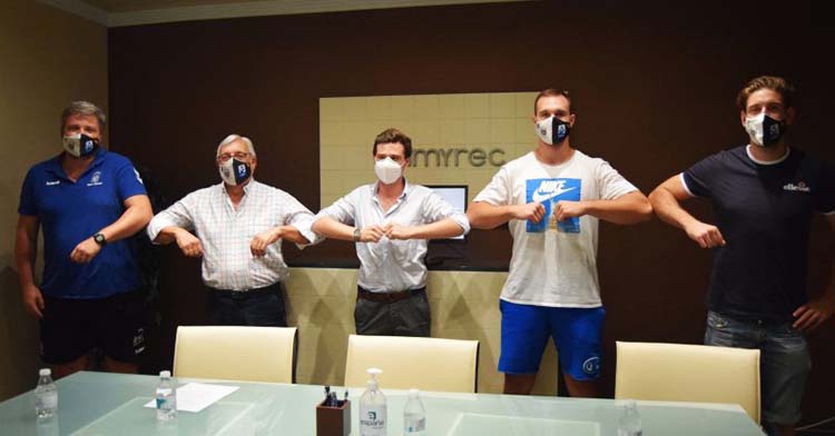 Vicente Poveda y Mitic posan a la derecha junto al CEO de Sumyrec, el presidente del Ángel Ximénez y su técnico.