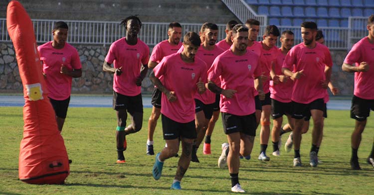 Álex Robles y Meléndez haciendo carrera continua con el grueso del grupo al fondo.