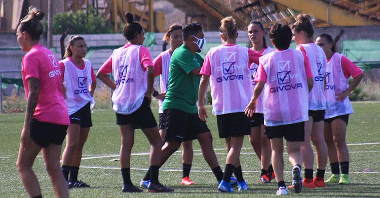 Ariel Montenegro dando instrucciones a sus chicas en el segundo entrenamiento de pretemporada.
