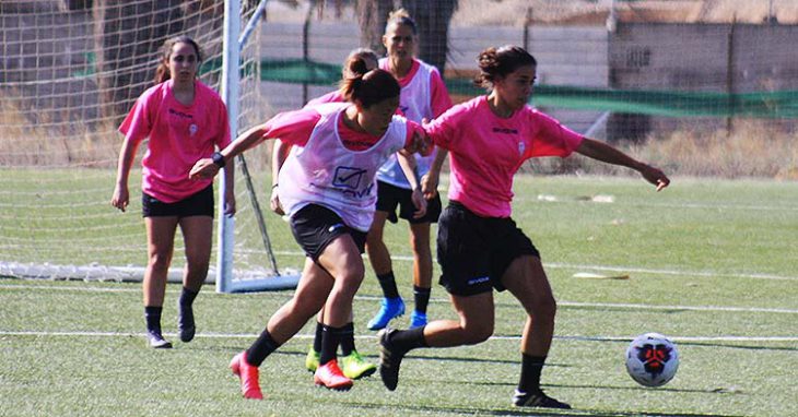 Dos jugadoras del Córdoba Femenino pugnando por el balón en el entrenamiento de esta mañana.