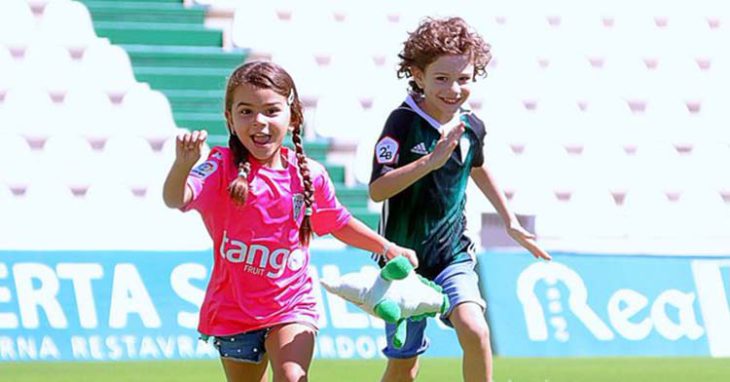 Dos jóvenes cordobesistas muestras su felicidad sobre el verde de El Arcángel.