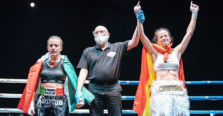 La cordobesa Cristina Morales levanta sus brazos como ganadora de una nueva defensa del título mundial.