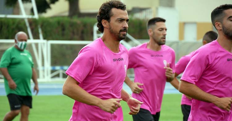 Miguel de las Cuevas esta tarde haciendo carrera continua junto a sus compañeros en Nerja.