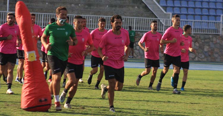 Miguel de las Cuevas encabezando el grupo junto a Víctor Salas en la última sesión en Nerja.
