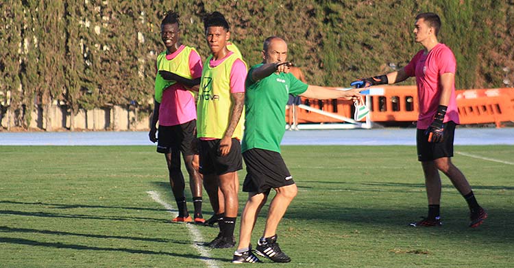 Juan Sabas dando instrucciones con Darren Sidoel reintegrado en el grupo a sus espaldas junto a Djetei.