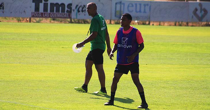 Darren Sidoel, único fichaje del Córdoba, junto al segundo de Sabas, Manuel Robles.Darren Sidoel, único fichaje del Córdoba, junto al segundo de Sabas, Manuel Robles.