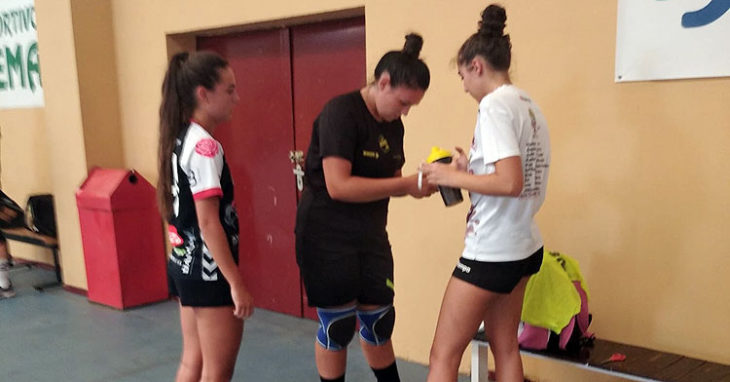 Las jugadoras del Deza Córdoba de Balonmano preparándose para el entreno en Fátima. Foto: CBM