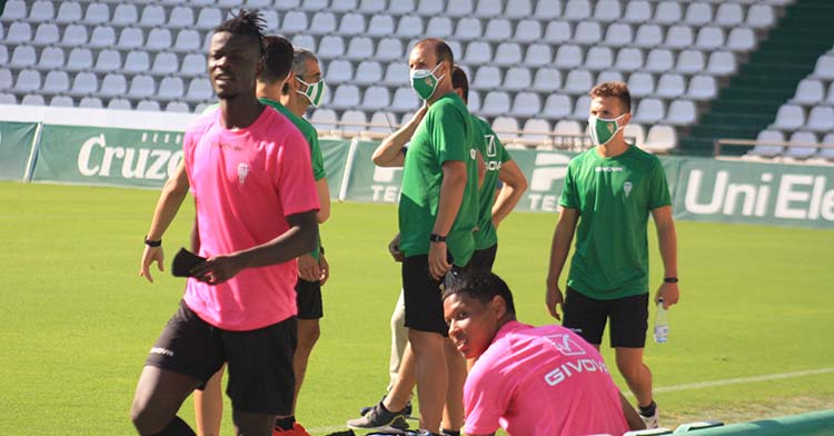 Darren Sidoel, sentado, junto a Momo Djetei al término del primer tiempo del amistoso.