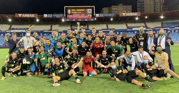 La plantilla del Elche celebra la victoria ante el Real Zaragoza. Foto: @oscarg_98