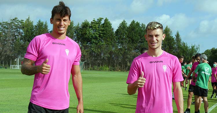 Manu Farrandao (i) y Berto Espeso muestran sus pulgares en su primer entrenamiento con el Córdoba CF.
