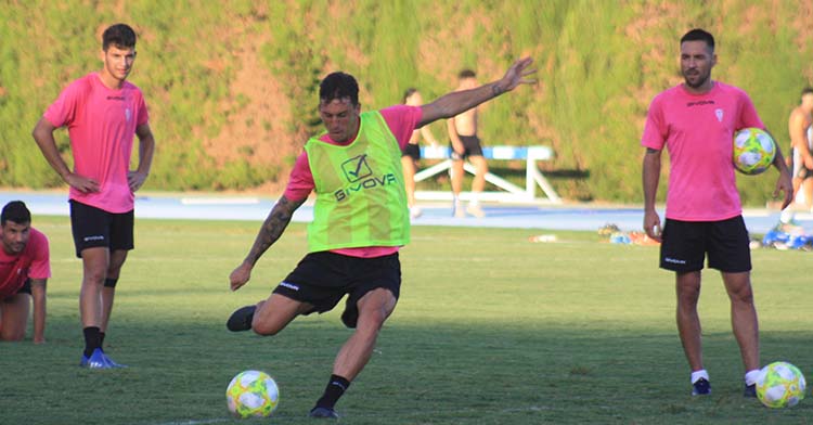 Manu Farrando disparando a puerta desde la frontal del área.